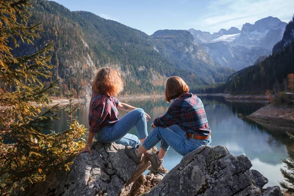 Viagem Montanha Duas Meninas Felizes Fundo Lago Montanha Montanhas Backgroun — Fotografia de Stock