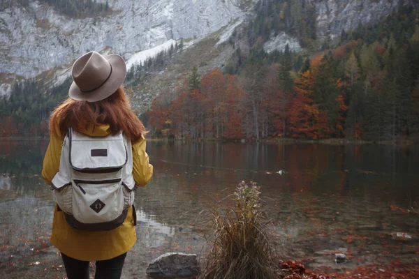 Girl Hat Backpack Stands Shore Mountain Lak — Stock Photo, Image