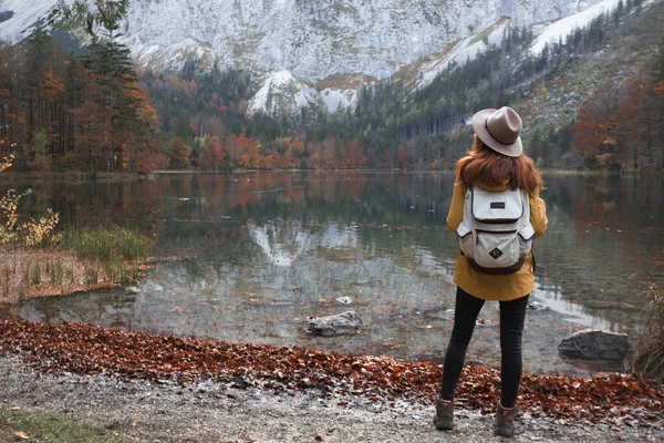 Girl Hat Backpack Stands Shore Mountain Lak — Stock Photo, Image