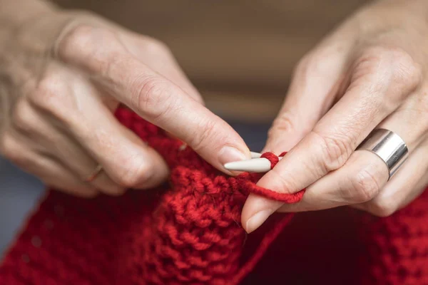 Pasatiempos Ocio Chica Teje Una Cicatriz Roja —  Fotos de Stock