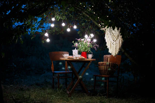 Festa Chá Jardim Noite Sobre Mesa Está Vaso Flores Torta — Fotografia de Stock