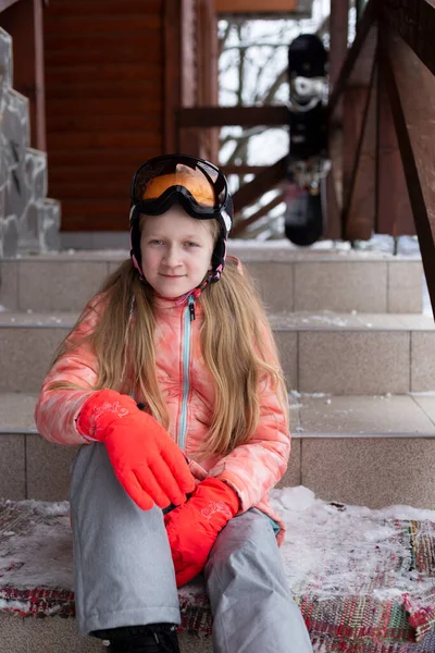 Happy Girl Ski Resort Riding Snowboard Winter Sport — 图库照片