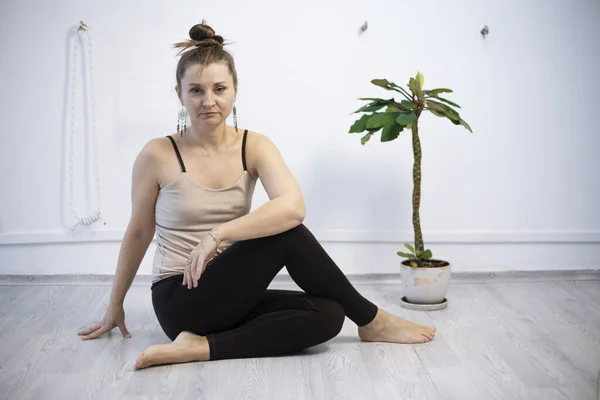 Meisjes Trainen Yoga Studio Gezond Vliegen Yoga Concept Gelukkig Glimlachen — Stockfoto