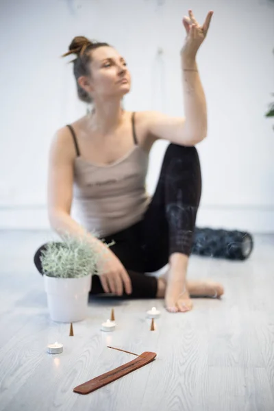 Mädchenausbildung Yoga Studio Gesundes Und Fliegendes Yoga Konzept Studioatmosphäre Glücklich — Stockfoto