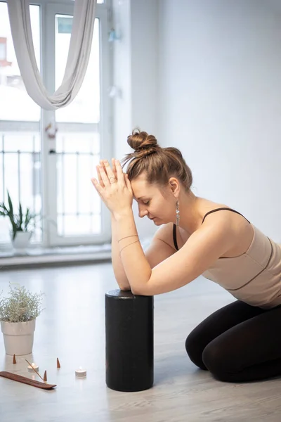 Meisjes Trainen Yoga Studio Gezond Yoga Concept Gelukkig Glimlachen Gir — Stockfoto