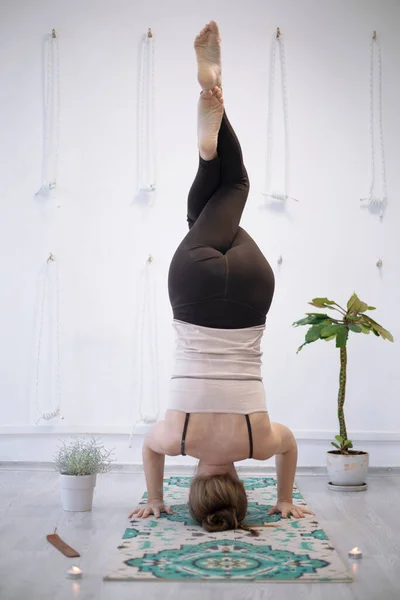 Meisjes Trainen Yoga Studio Gezond Yoga Concept Meisje Doet Headstan — Stockfoto