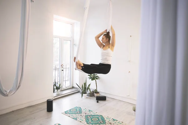 Meisjes Trainen Yoga Studio Gezond Vliegen Yoga Concept Gelukkig Glimlachen — Stockfoto