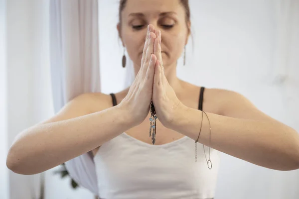 Meisjes Trainen Yoga Studio Gezond Yoga Concept Handen Namaste Close — Stockfoto