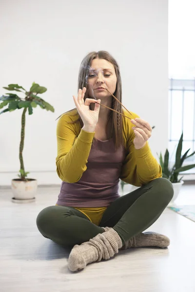 Meisjes Trainen Yoga Studio Gezond Yoga Concept Yogi Meisje Met — Stockfoto
