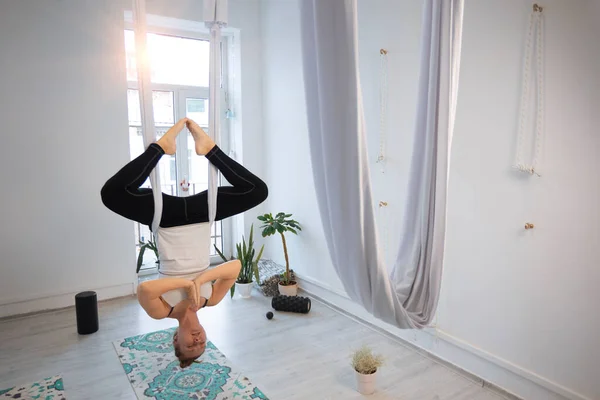 Meisjes Trainen Yoga Studio Gezond Vliegen Yoga Concept Gelukkig Glimlachen — Stockfoto