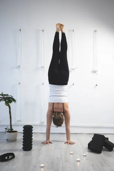 Meisjes Trainen Yoga Studio Gezond Yoga Concept Meisje Doet Handstan — Stockfoto