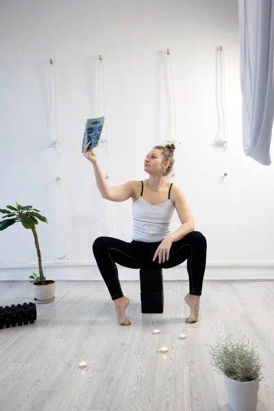 Meisjes Trainen Yoga Studio Gezond Yoga Concept Gelukkig Lachend Meisje — Stockfoto