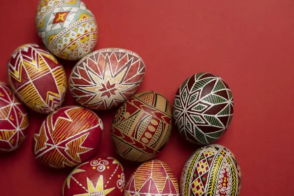 Feliz Tarjeta Pascua Hermoso Huevo Pascua Pysanka Hecho Mano Sobre —  Fotos de Stock