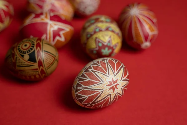 Frohe Osterkarte Schönes Osterei Pysanka Handgefertigt Auf Rotem Hintergrund — Stockfoto