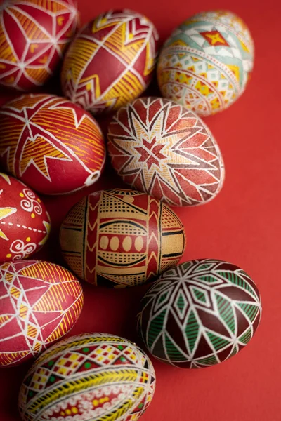 Buona Pasqua Bellissimo Uovo Pasqua Pysanka Fatto Mano Backgroun Rosso — Foto Stock