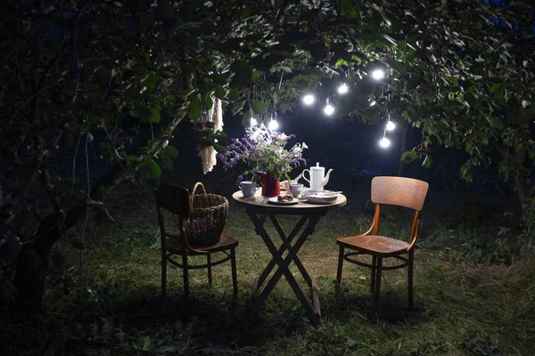 Thé Dans Jardin Soir Sur Table Est Vase Fleurs Tarte — Photo