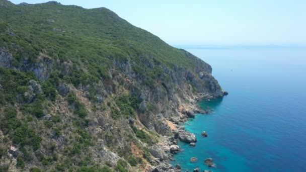 날에는 바위투성이 청록색의 수정으로 상공을 수있다 지중해 지역의 그리스 — 비디오