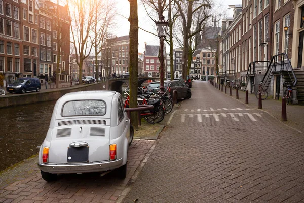 アムステルダムの通り 手前のヴィンテージカー 家や自転車の多くは — ストック写真