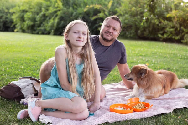 Picnic Chica Papá Perro Corgi Césped Par —  Fotos de Stock