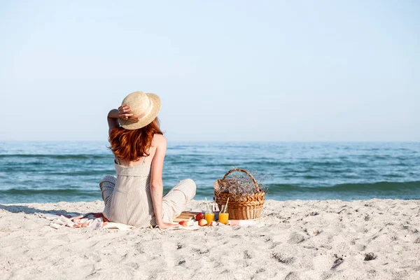 Sommar Picknick Vid Havet Flicka Hatt Och Korg För Picknick — Stockfoto