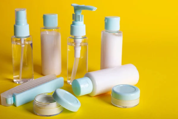 Resor Skönhet Kit Gul Bakgrund Schampo Balsam Kräm Och Lotion — Stockfoto