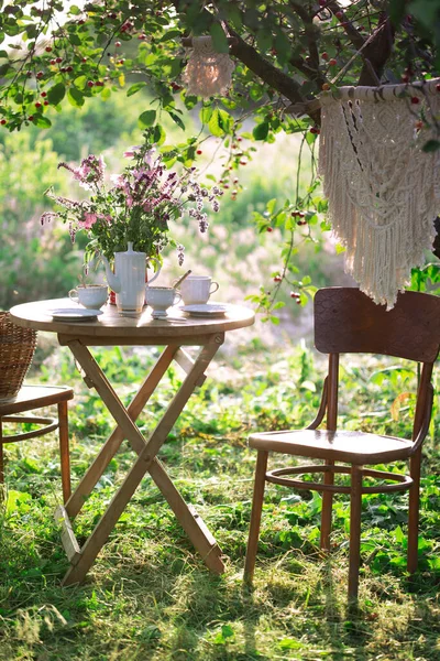 Tea Party Garden Table Vase Flowers Pie Cherry Cup — Stock Photo, Image