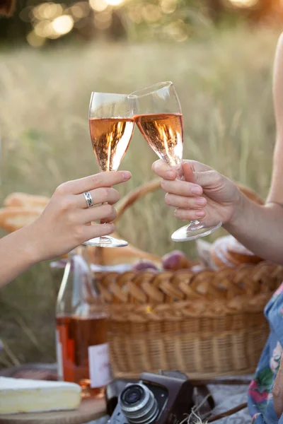 Dos Chicas Disfrutando Picnic Muelle Madera Una Brillante Orilla Del — Foto de Stock