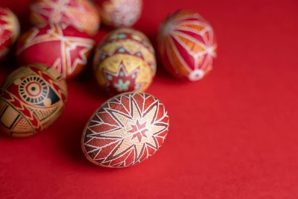 快乐的伊斯特卡 漂亮的复活节彩蛋Pysanka手工制作 背景为红色 放置在你的色泽上 — 图库照片