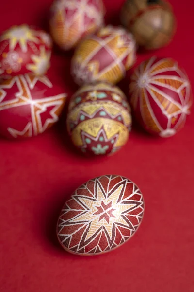 Frohe Osterkarte Schöne Osterei Pysanka Handgefertigt Auf Rotem Hintergrund Mit — Stockfoto