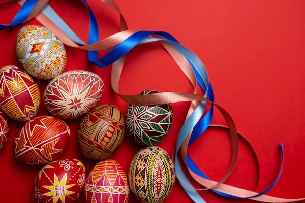 Frohe Osterkarte Schönes Osterei Pysanka Handgefertigt Auf Rotem Hintergrund — Stockfoto
