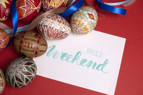 快乐的伊斯特卡 漂亮的复活节彩蛋皮桑卡手工制作 背景为红色 Hello Weeken — 图库照片