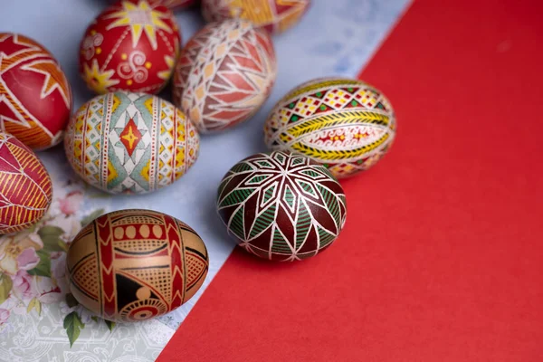 Frohe Osterkarte Schönes Osterei Pysanka Handgefertigt Auf Rotem Hintergrund — Stockfoto