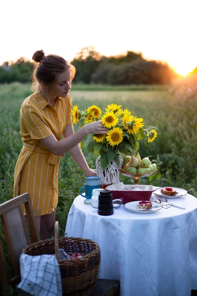 Garten Und Stillleben Teeparty Garten Mädchen Und Strauß Mit Sonnenblumen — Stockfoto