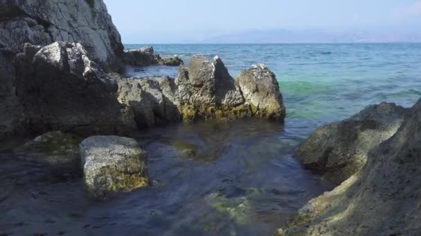Skalnaté Pobřeží Řeckých Ostrovů Docela Vlny Klidné Modré Mořské Hladině — Stock video
