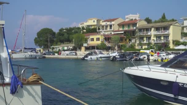 Kassiopi Görögország Július 2021 Halászcsizma Jachtok Kikötve Kikötő Turisztikai Falu — Stock videók