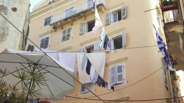 Secado Ropa Colgada Estrecha Calle Casco Antiguo Kerkyra Corfú Grecia — Vídeo de stock