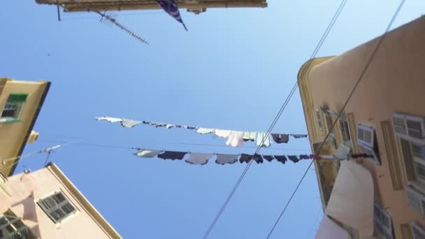 그리스의 코르푸 마을인 케르키라의 거리에 빨래를 매달고 — 비디오