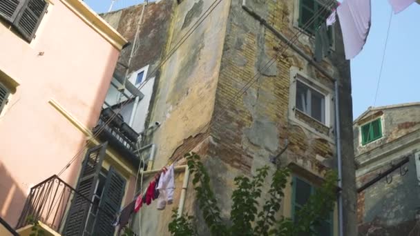 Secado Ropa Colgada Estrecha Calle Casco Antiguo Kerkyra Corfú Grecia — Vídeo de stock