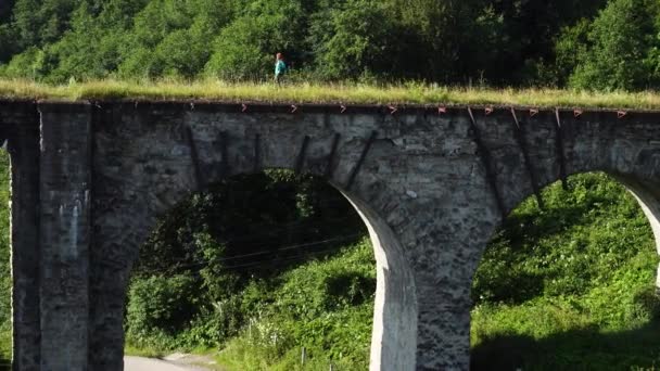 Vandrare Flicka Korsar Den Gamla Stenbron Över Berget Floden Den — Stockvideo