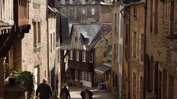 Dinan Francia Aprile 2018 Veduta Una Bellissima Strada Vuota Con — Video Stock