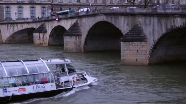 Paris França Março Navio Que Flutua Junto Rio Sena Sob — Vídeo de Stock