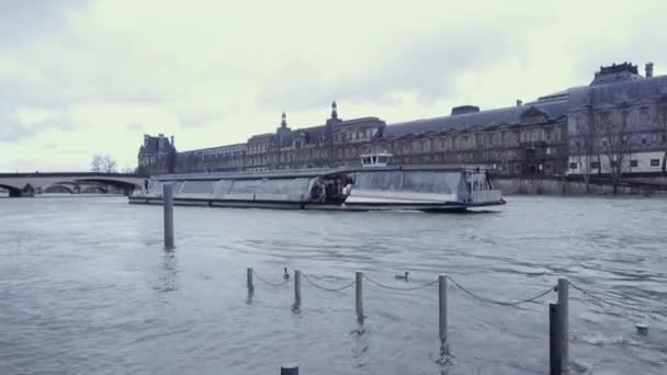 Paris France March 2018 Ship Floating Seine River Bridge Paris — Stockvideo