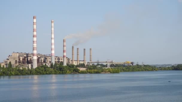 Kouř Potrubí Elektrárny Stanice Břehu Řeky — Stock video