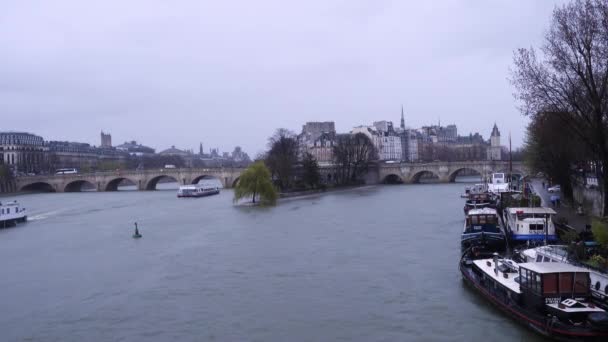 2018年3月28日 在塞纳河畔巴黎大桥下漂浮的船舶 — 图库视频影像