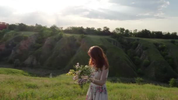 Young Girl Weaving Wreath Summer Wheat Field — стоковое видео