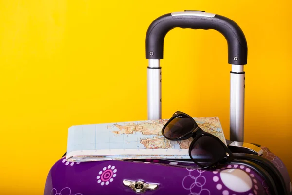 Happy Vacation Going Trip Luggage Map Glasses Yellow Backgroun — Stock Photo, Image