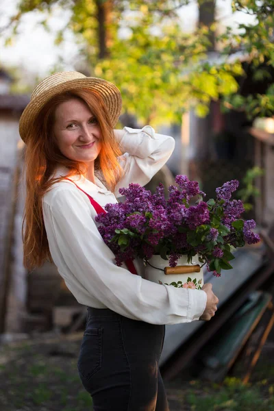 Zomer Mooi Meisje Met Hoed Bretels Tuin Met Een Boeket — Stockfoto