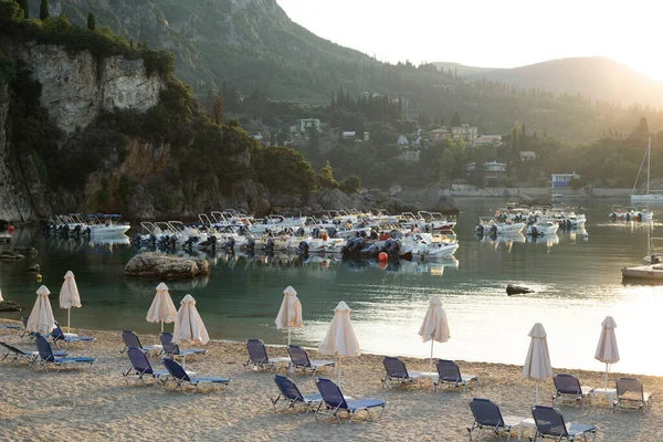 Deštníky Lehátka Pobřeží Moře Paleokastritsa Bay Greec — Stock fotografie