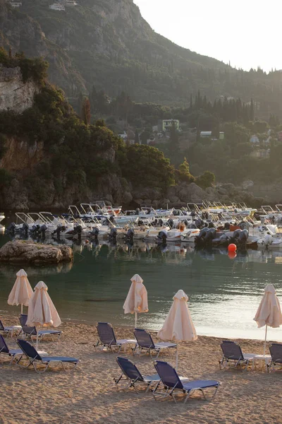 Deštníky Lehátka Pobřeží Moře Paleokastritsa Bay Greec — Stock fotografie