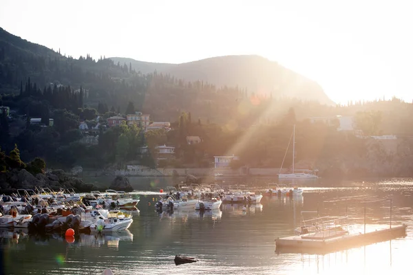 Barca Vela Nella Baia Paleokastritsa All Alba Isola Corfù Grecia — Foto Stock